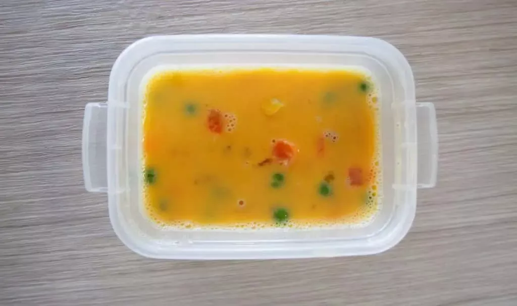 フタやラップをせず、電子レンジ（600W)で40秒加熱し、取り出して卵液をかき混ぜる。