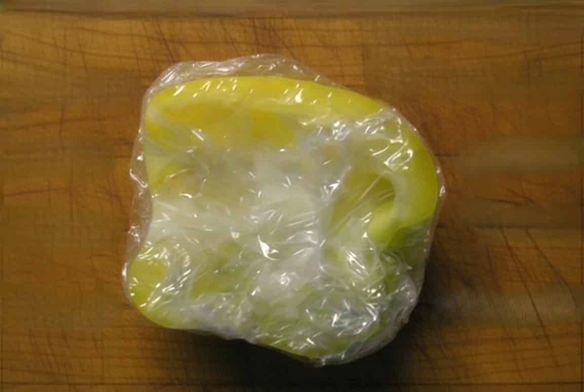 タネをとって、少し水分がついたままの状態でラップに包む